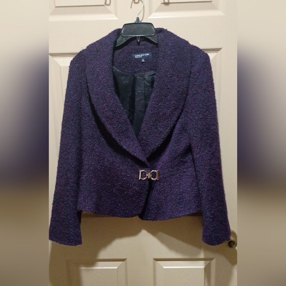 Jones New York purple textured blazer with a gold-tone clasp Size 12